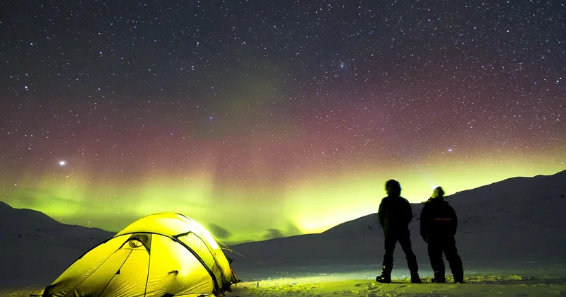 Pourquoi le camping change tout quand on chasse une aurore